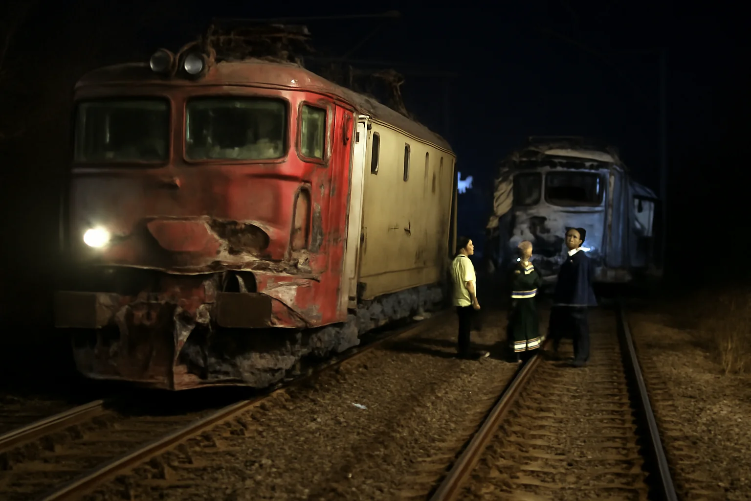 Două incidente feroviare în Arad, în aceeași noapte: autoplatformă lovită de tren și mașină căzută pe șine
